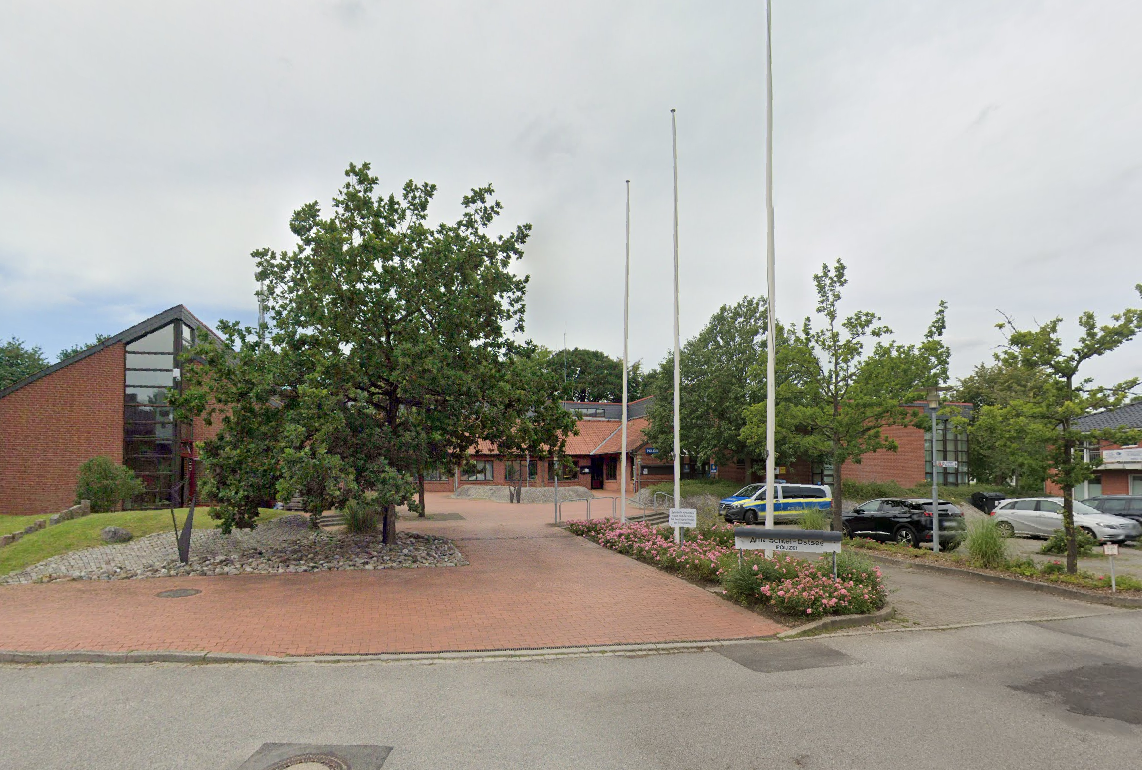 Das Amtsgebäude, Straßenansicht