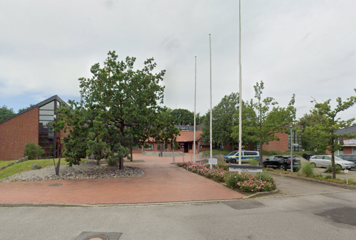 Das Amtsgebäude, Straßenansicht