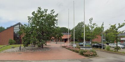 Das Amtsgebäude, Straßenansicht