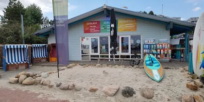 Außen Ansicht vom Geschäft mit Fahrrädern und SUP Boards