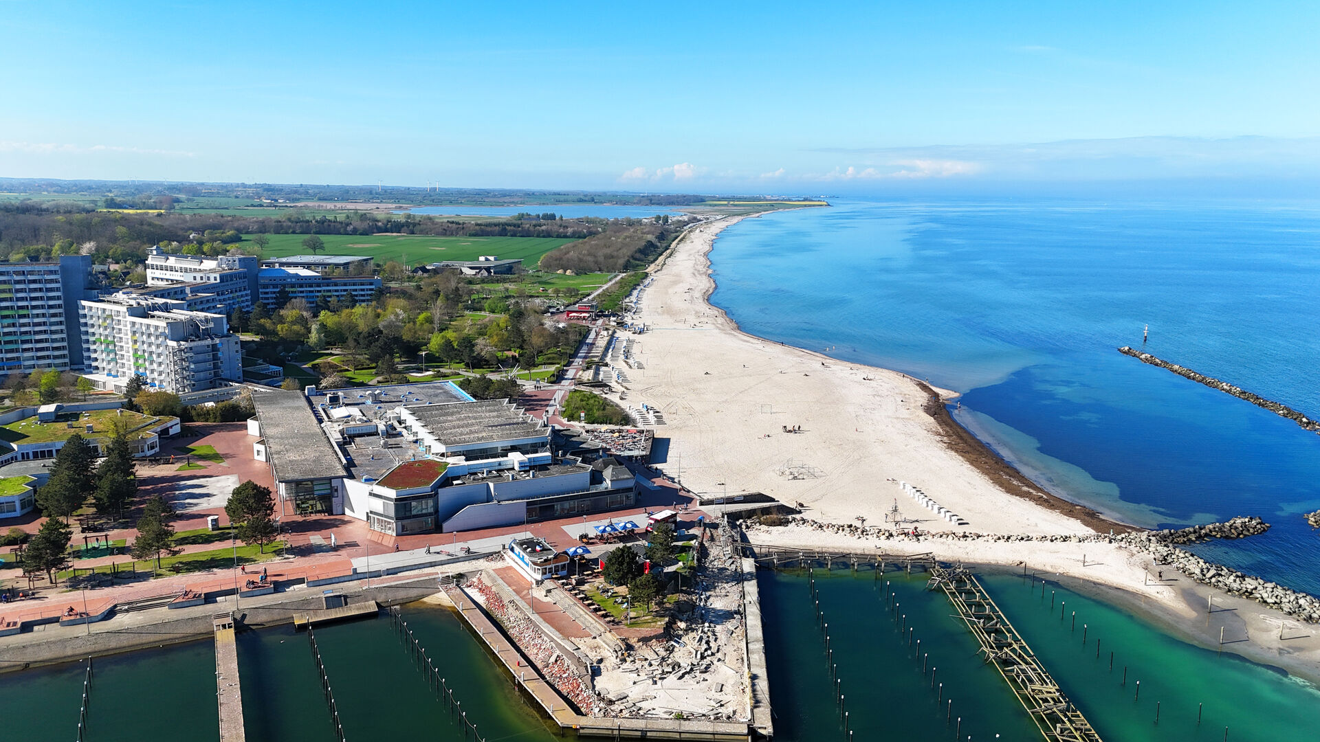 Drohnenbild des Hafens mit blauem Himmel und ruhigem Meer