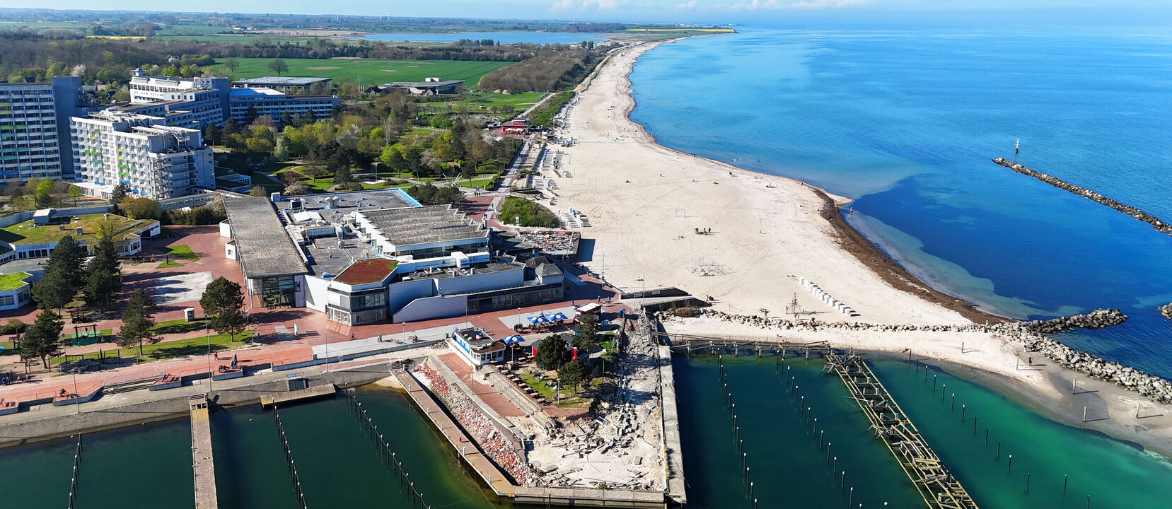 Drohnenbild des Hafens mit blauem Himmel und ruhigem Meer