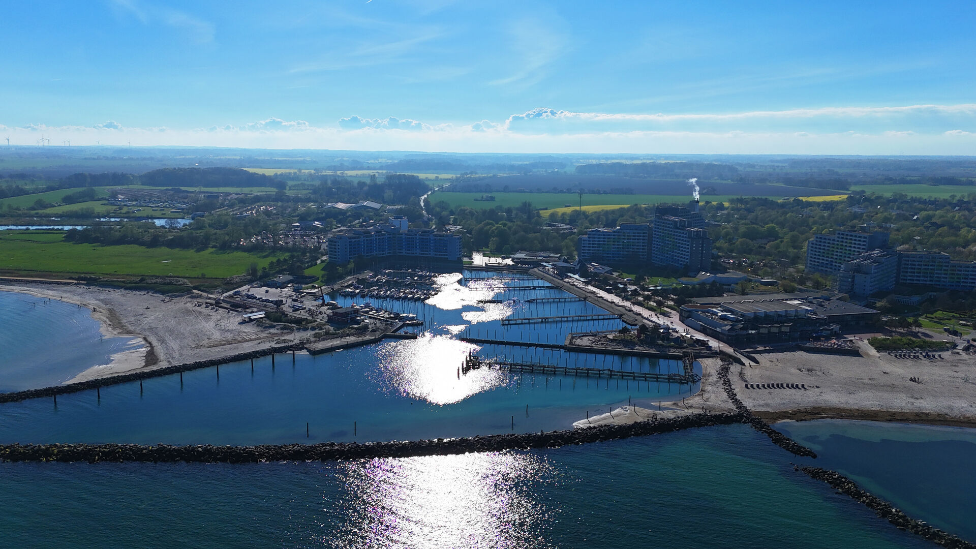 Drohnenbild des Hafens mit blauem Himmel und dem Hinterland