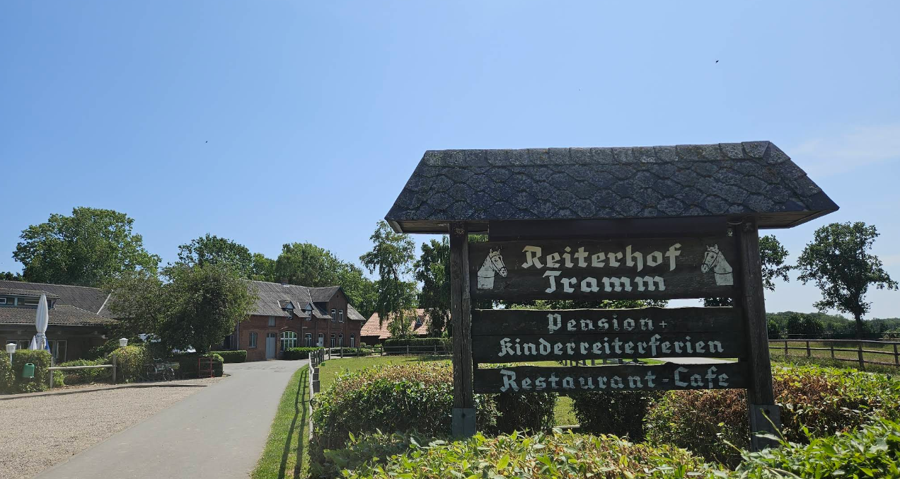 Schild Reiterhof Tramm