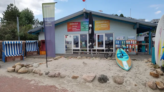 Außen Ansicht vom Geschäft mit Fahrrädern und SUP Boards